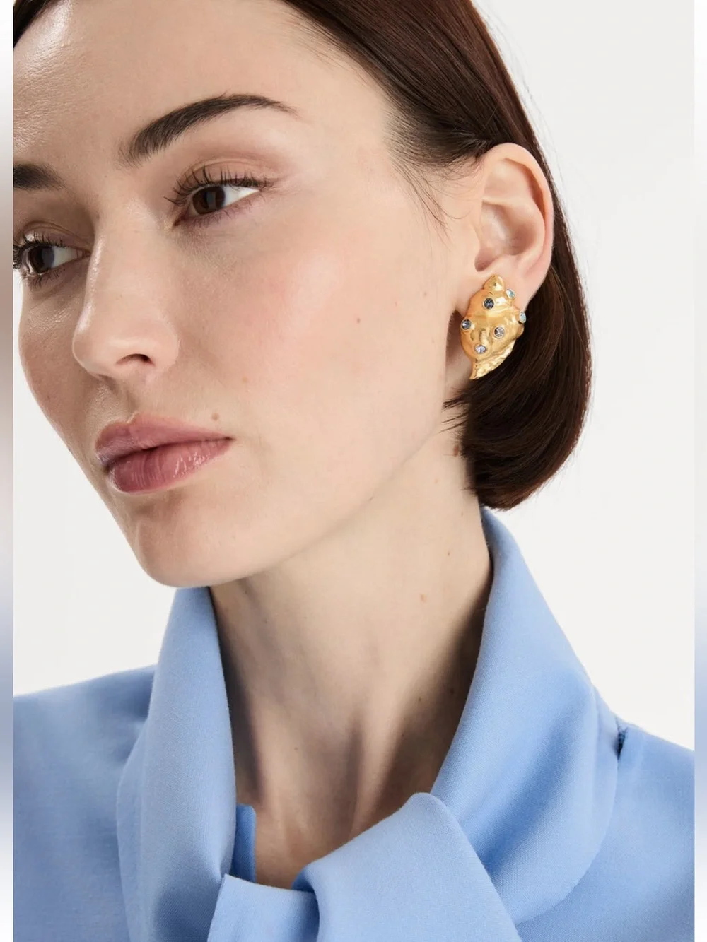 OSCAR DE LA RENTA โข Seashell Post Drop earrings in Neutrals - Picture 2 of 9